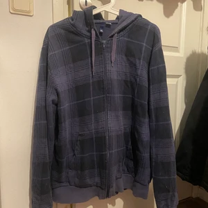 Blå rutig kofta/hoodie - Blå hoodie med dragkedja 😀