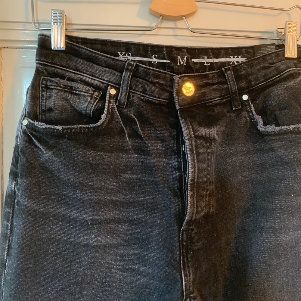 Ett par sjukt snygga svarta jeans med slits framtill. Strl M från bok bok, mkt sparsamt använda.. Jeans & Byxor.