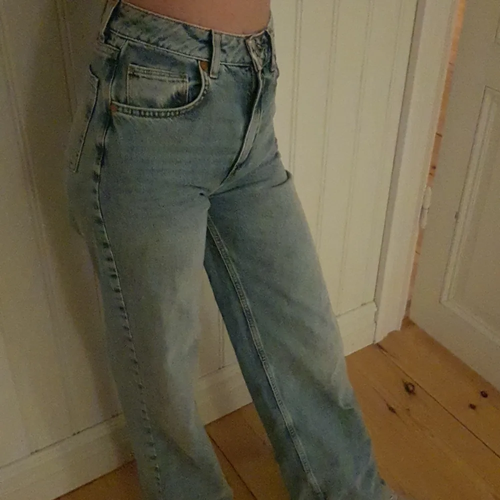 högmidjade jeans från Bikbok i strl 24 och längd 32, jag är 173 cm. Endast använt 1 gång och provade. Nypris: 600 kr, skriv gärna privat om ni har frågor eller undrar något💕 tar endast swish. Jeans & Byxor.