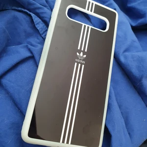 Samsung galaxy s10 plus skal Adidas - Mobilskal som passar Samsung galaxy s10 plus. 150 kr st eller 250 för båda <3