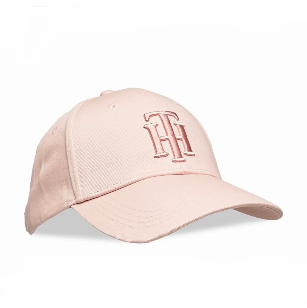 Ny! Tommy Hilfiger keps, adjustable size adult. Färg ”pale pink”. Köpt på Boozt, nypris 600kr. Fraktkostnad tillkommer, spårbar frakt 57kr, eller frimärken 52kr.. Accessoarer.