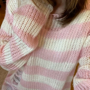 Randig tröja - Vit och rosa randig stickad tröja. (jag har ett linne under tröjan på bilderna) Aldrig använd, endast testad! Perfekt skick.