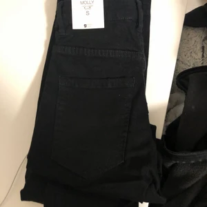 Jeans  - Oanvända svarta skinny jeans från Gina. 