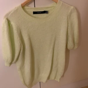  Fin stickad topp - Lime grön stickad topp med lite puffiga armar. Andvänd ca 3 grr. Buda😊