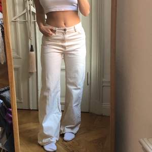 Mid-Waist Jeans från Monki. MODELL Taiki, STORLEK 27, 165/68A. Om flera är intresserade blir det budgivning🤍