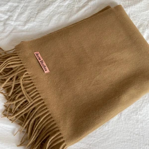 Acne Studios Halsduk Oversized Scarf  - Hej! Säljer här min jättefina halsduk från Acne Studios! Jättestor, som en filt att ha på sig. Perfekt året om. Som ni ser är skicket som nytt då den knappt är använd. Kolla min profil! Rensar massa Acne nu!! Hörs om det är nån fråga 🌻 