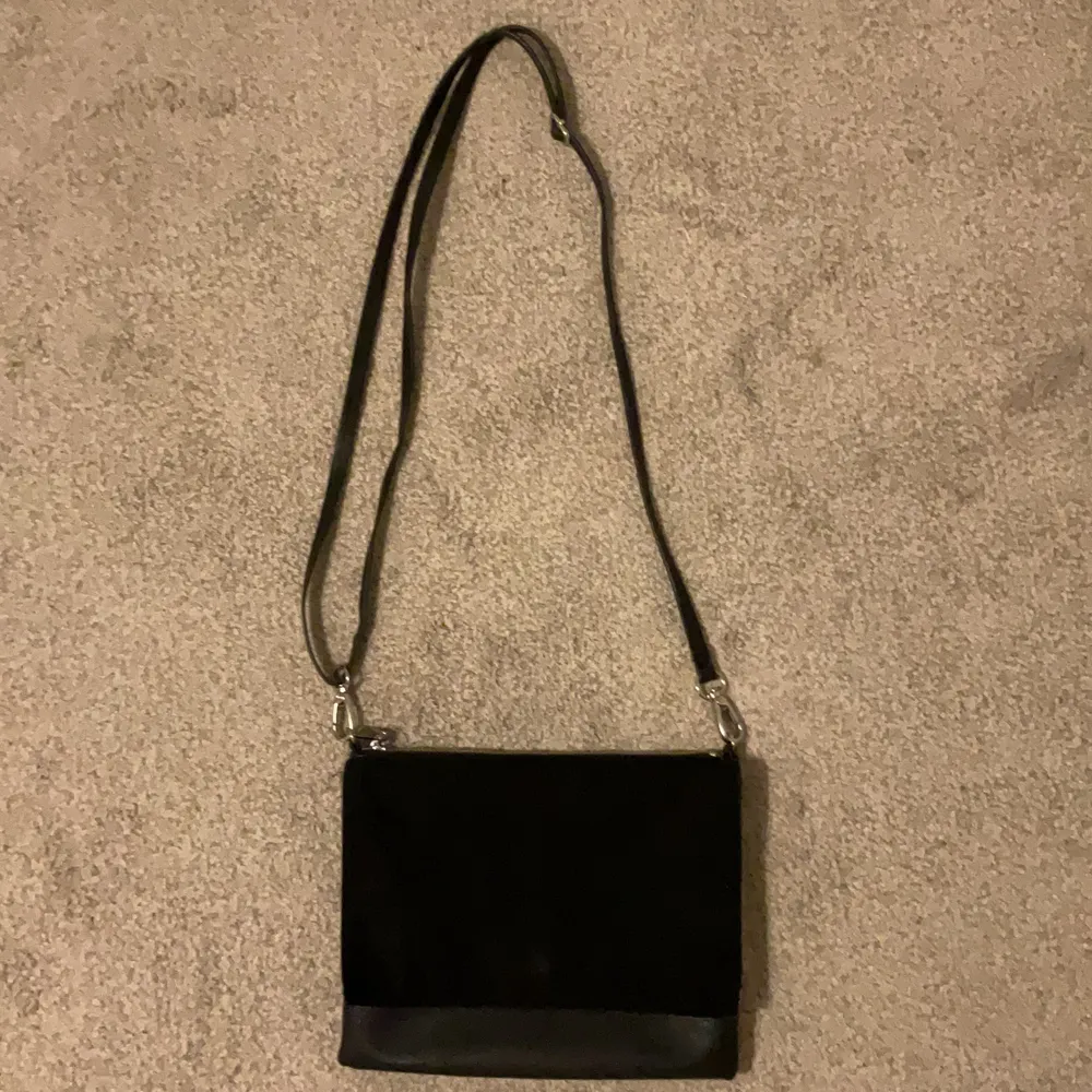 Säljer den här svarta handväskan har använt den några gånger🦋. Väskor.