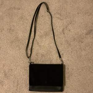 Säljer den här svarta handväskan har använt den några gånger🦋