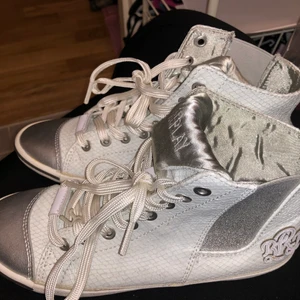 Replay Sneekers - I princip nya,haft dom ner till tvättstugan och upp igen,passar inte mig. Så du med storlek 37 kanske diggar dessa snygga pjucks! 