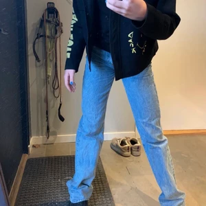 BikBok jeans - Supersnygga jeans ifrån BikBok! Strl 24 (står inte längd men passar perfekt för mig som är ca 165), säljer då jag har dubbletter! De har inga defekter men är lite mörkare än färgen på bilderna 💕 kom privat vid fler frågor, köparen står för frakt :) jag tror att det är modellen 550