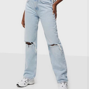 Jeans - Ett paket med två jeans i. Köp båda för 450 eller ett par för 300. De ljusaste är från Gina och är i storlek 34 och de mörkaste utan hål är från hm och är extra långa och är i storlek 34. De är fett snygga men båda är lite korta för mig för jag är 178. Jag kan endast leverera och jag tar endast Swish och ni står för frakten. Skriv om ni är intresserade ❣️💕båda är från hösten förra året och har använts fåtal gånger eftersom de är lite korta men jag hade använt de mera om de va längre ❣️💕 