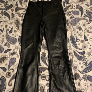 Skinbyxor  - Säljer nu mina skit snygga skinbyxor från zara pgr av för lite användning. Priset kan ändras.