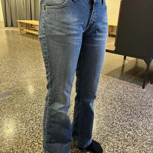 lågmidjade Lee jeans👖  - ett par jätte fina lågmidjade lee jeans med bra skick. skriv om ni vill ha fler bilder!💗