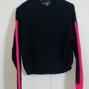 Stickad tröja  - Stickad varm, mysig och skön tröja. Rosa ränder på armarna. Strl XS men är som en S.