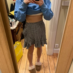 Ganni kjol - Säljer min ganni kjol i svart vitt, använd ca 5 gånger. Köpt 2020. 