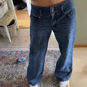 lågmidjade jeans som jag älskar men tyvärr inte är min storlek längre. skriv privat om du har frågor 