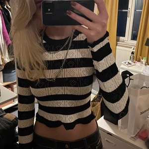 Randig tröja från Zara - Fin stickad topp från Zara! Knappt använd och säljer den därför. Storlek M och i toppenskick! 💖Köparen står för frakt om inget annat bestämts, kan mötas upp💖