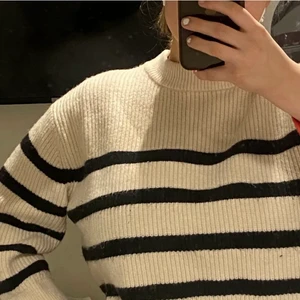 Stickad tröja  - Säljer min randiga stickade tröja från Zara med röd kant. Säljer pga att jag inte andvänder längre.  