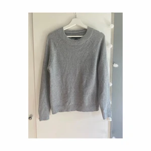 Stickad tröja - Grå stickad tröja. Köpte på vero Moda i Norge. Tyvärr aldrig kommit till användning och prislapparna är kvar. Storlek M. Nypris 250kr, säljer för 175kr och frakt tillkommer.