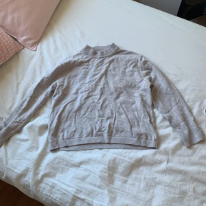 Grå tröja - Grå tröja med slits och pärlor i armen❤️