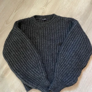 Stickad tröja ciquelle  - Super snygg stickad tröja från chiquelle i offblack/mörkgrå nypris 499kr. Använt fåtal gånger. Onsize men passade mig bra som pendlar mellan xs-m. 