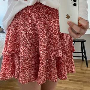 Volang kjol i röd och vit. Använt endast ett fåtal gånger. Säljer då det inte är min stil längre.