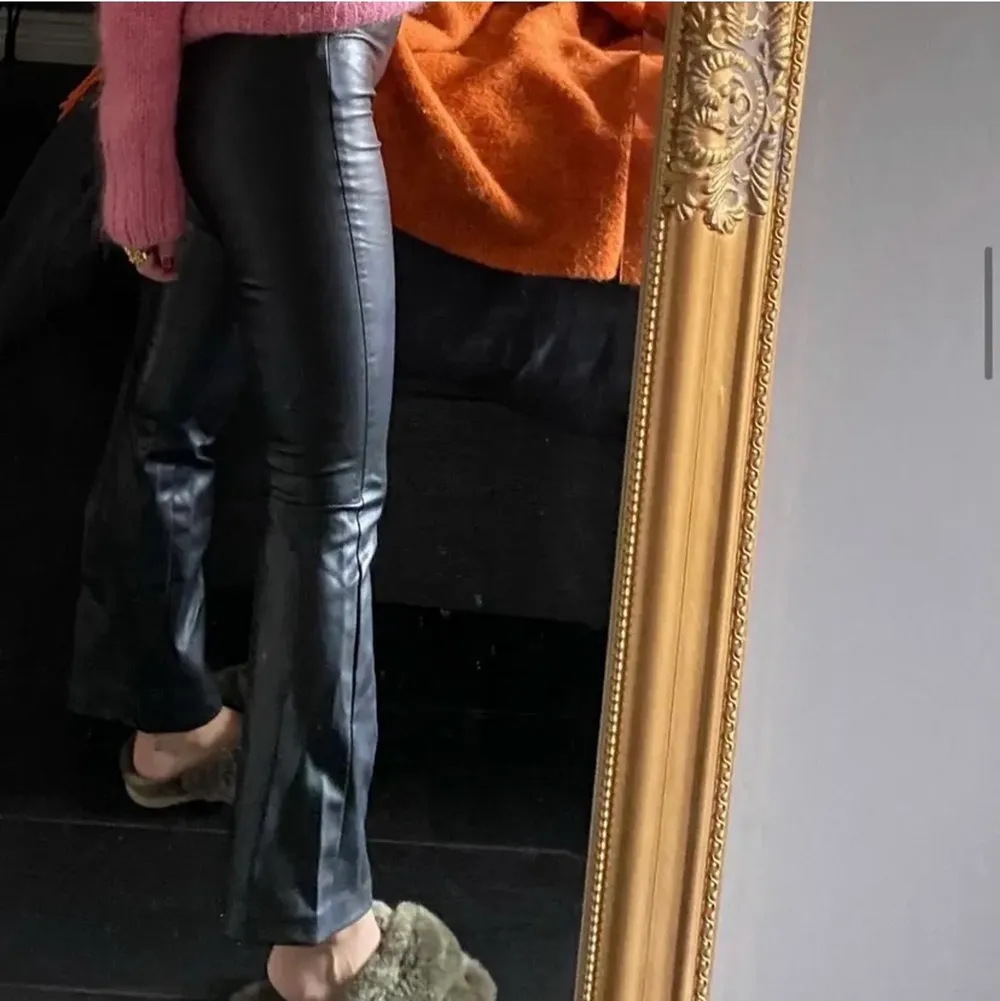 Säljer dessa as balla skinnbyxor från Zara i storlek M, men skulle säga att de passar Xs-M💕Säljer då jag har för många skinnbyxor. Jeans & Byxor.