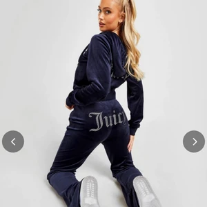 Juicy couture set - Säljer min marinblå juicy set båda är i storlek S, den är i nyskick har inga fläckar alls.