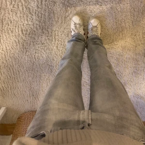 J.Lindeberg jeans - Gråa lågmidjade lose jeans från J.Lindeberg