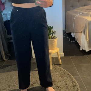 Kostymbyxor  - Marinblå kostymbyxor som är lika sköna som mjukis men stilrena 