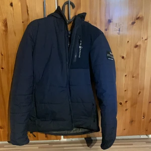 Sail racing jacka storlek S - Säljer nu min sail racing jacka pågrund av att den är för liten, den är i väldigt bra skick i storlek s, den är köpt för 1999 på sails hemsida och jag säljer den för 900 i gott skick.