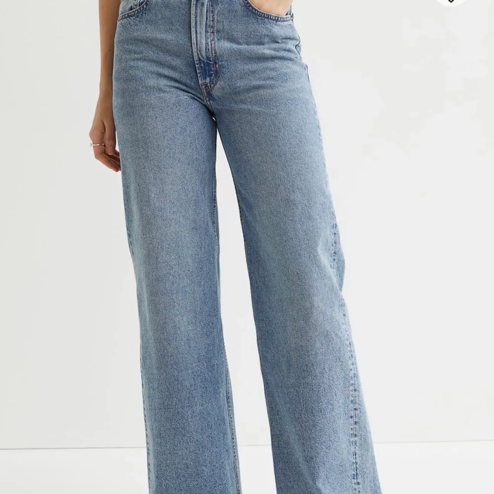 Ett par baggy jeans från h&m i storlek 34. Nypris 299kr. Jeans & Byxor.