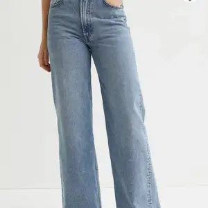 Ett par baggy jeans från h&m i storlek 34. Nypris 299kr