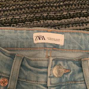 Nya jeans från zara, köpta i januari i strl 38. De är midwaist och i nyskick. (Frakt tillkommer)🤍