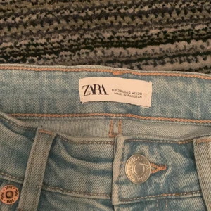 Zara straight legs mid jeans strl 38 - Nya jeans från zara, köpta i januari i strl 38. De är midwaist och i nyskick. (Frakt tillkommer)🤍