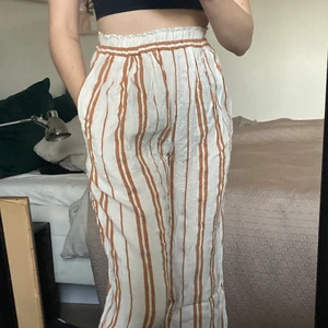 Linnebyxor - Svala linnebyxor från H&M. Obs, skrynkliga på bilden då jag inte har ett strykjärn. Användes på midsommar. Så fina, förtjänar ett hem där de används flitigare. ✨PRIS INKLUSIVE FRAKT✨