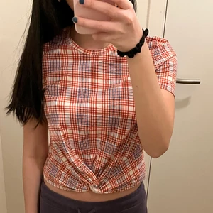 Topp - Säljer denna rutiga topp med en så sööt Knut vid naveln ❤️‍🔥❤️‍🔥💘🙌💋