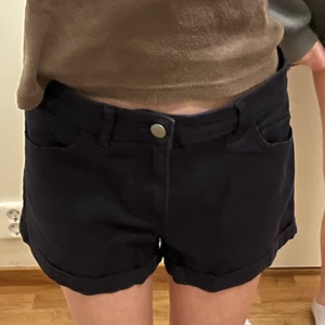 Shorts - Säljer dessa snygga mörklila shorts, perfekt till sommaren 💕💕💞💘 