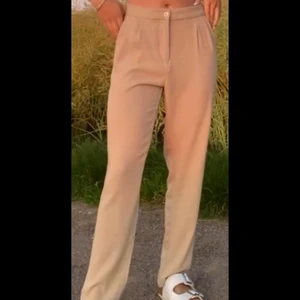 Beiga kostymbyxor  - Säljer mina kostymbyxor från pieces då dom inte riktigt var min stil                                                                            Andvända endast på bilderna!                                                        De finns en liten bleckingfläck precis under knappen men inget märkvärdigt⭐️                                                                     