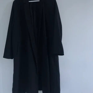 Svart vårkappa - En svart vårkappa från H&M. Köpte fel storlek, så aldrig använd. Därav bra kvalitet! 