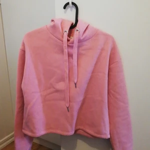 Stradivarius rosa crop hoodie - Jag säljer denna rosa croptop hoodie som är perfekt nu inför våren. Storlek S men passar också XS. Den är väldigt mjuk på insidan. Jag köpte den i Spanien ett år sen och sen har jag bara använt den max 2 gånger. Köparen står för frakten. 💕