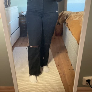 Högmidjade jeans  - Svarta jenas från Bershka, andvänd fåtal gånger, 250kr + frakt kan gå ner lite vid snabbaffär! 