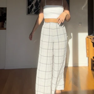 Tunna flowy byxor - Superhärliga (ostrykta 🙈) sommarbyxor i tunnt material ☀️🌷 endast använda fåtal gånger! Är storlek 36 men har resår så passar mig som har 38. Se även mina andra plagg för att få paketpris! ❤️‍🔥