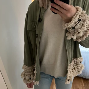 Tunn vårjacka  - Säljer min supersöta jacka från zara som är perfekt nu när de börjar bli varmare💓jackan är i storlek l men passar mig som normalt sett har strl xs/s💗köparen står för frakten