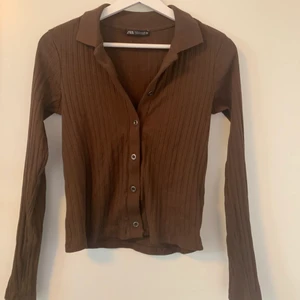 Zara tröja - Superfin tröja från zara med krage och knappar. Strl M. Fraktar eller möts upp i Stockholm.