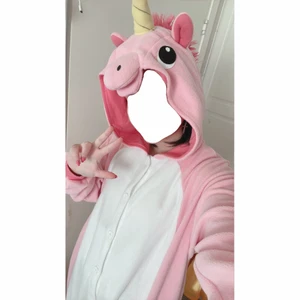 Rosa Enhörning Kigurumi - Hej! Säljer min Rosa Enhörning Kigurumi (Kigurumi är en jumpsuit/onesie). Har endast haft på den 1 gång och den har inga fläckar och är inte smutsig. Den är gott som ny.