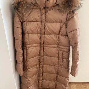 Jacka  - Säljer min mammas jacka hon köpte för att använda denna vinter, men ångrade sig också på detta köp. Så hjälper henne sälja den nu, i nyskick och kostade ca 2500 kr nypris. Pris går självklart att diskutera🤍 Fler bilder? - kom privat!