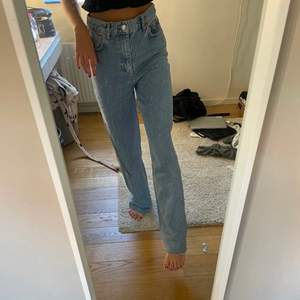 Säljer dessa jeans då dem tyvärr är förstora för mig och därför endast använts ett fåtal gånger! Dem är även väldigt högmidjade om man gillar det!💜💜 Jag har själv klippt dem till att passa mig som är 166cm (går att klippa mer) 🤪 jag tycker även att dem är liiiite mörkare i verkligheten än på bilden👍🏼 Säljer för 180+frakt🤸🏽‍♀️