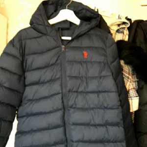 Ralph lauren - Säljer en Ralph lauren jacka oanvänd från kids Brand store marin blå färg