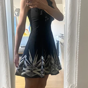 Klänning Karen milen  - Väldigt snygg klänning! Använt den 3ggr! Kan provas i Uppsala 